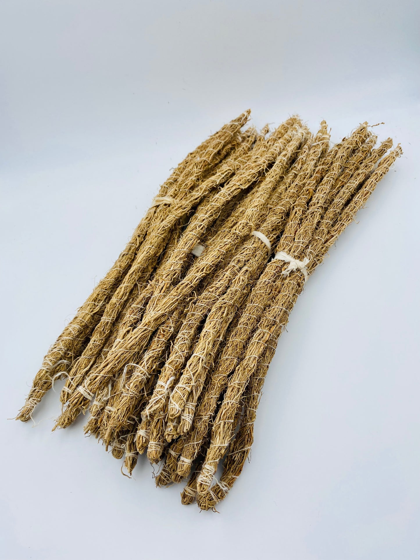 5 très grosses tiges de Khamaré (1 tige = 4 tiges moyennes, 30 à 40 cm) – Racines de Vétiver – Gongolili ≈ 20 tiges moyennes